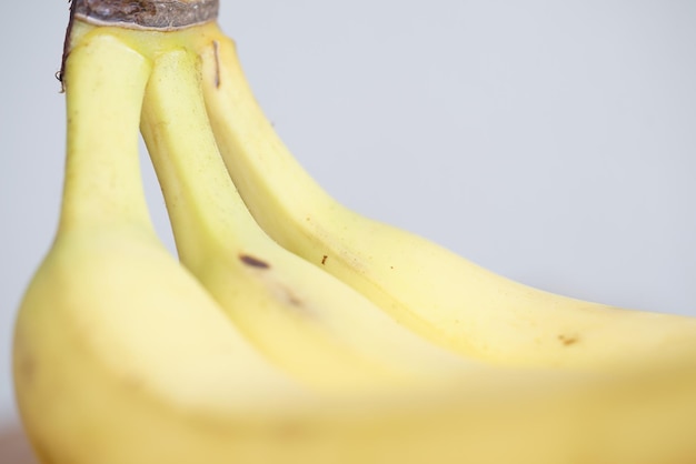 Primer plano de la fruta contra un fondo blanco