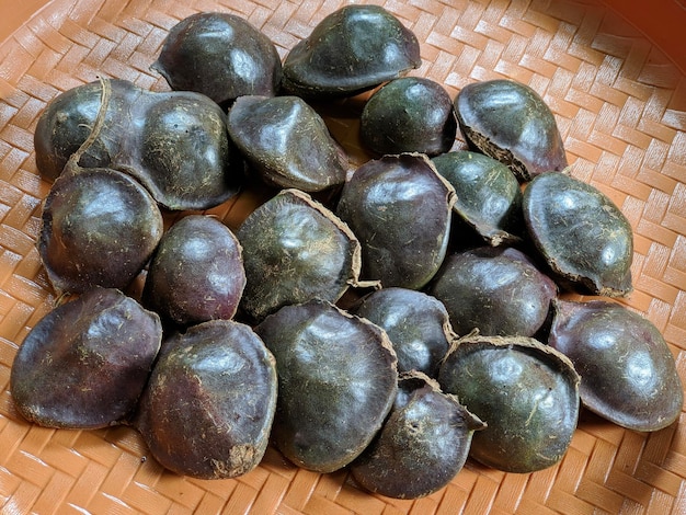 Primer plano de la fruta jengkol sobre fondo naranja