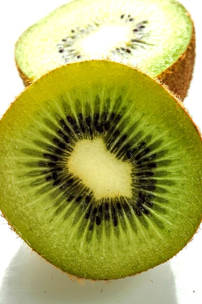 Foto primer plano de la fruta del kiwi contra un fondo blanco