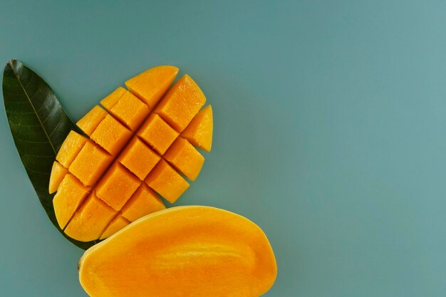 Foto un primer plano de la fruta del mango en el fondo verde