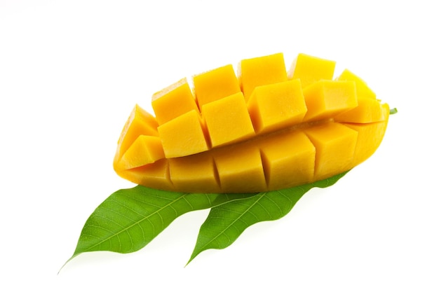 Primer plano de la fruta del mango sobre un fondo blanco
