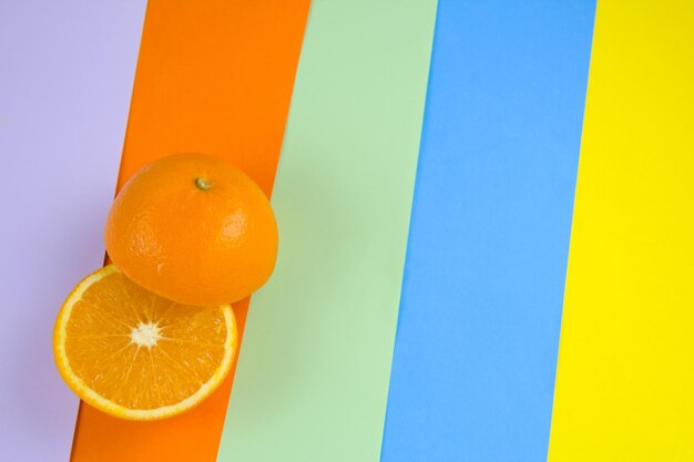 Foto primer plano de la fruta naranja contra un fondo azul