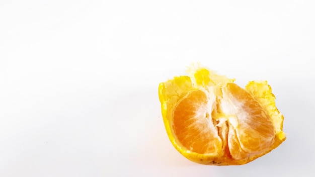 Foto primer plano de una fruta de naranja contra un fondo blanco