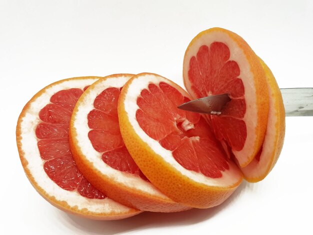 Foto primer plano de una fruta de naranja contra un fondo blanco