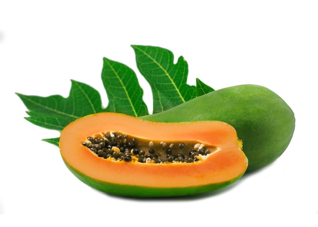 Primer plano de una fruta de naranja contra un fondo blanco