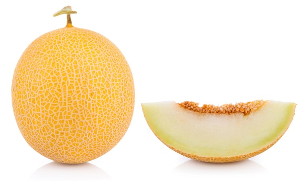 Primer plano de una fruta de naranja contra un fondo blanco