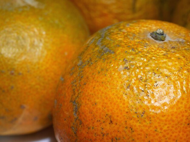 Primer plano de la fruta de la naranja en la mesa