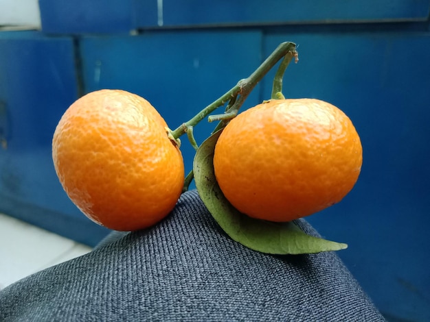 Foto primer plano de la fruta de la naranja en la mesa
