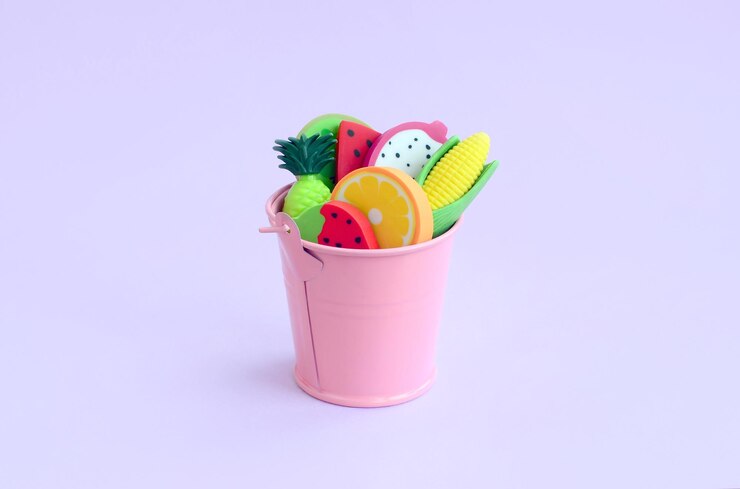 Foto primer plano de la fruta rosada contra un fondo blanco