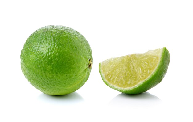 Primer plano de una fruta verde contra un fondo blanco