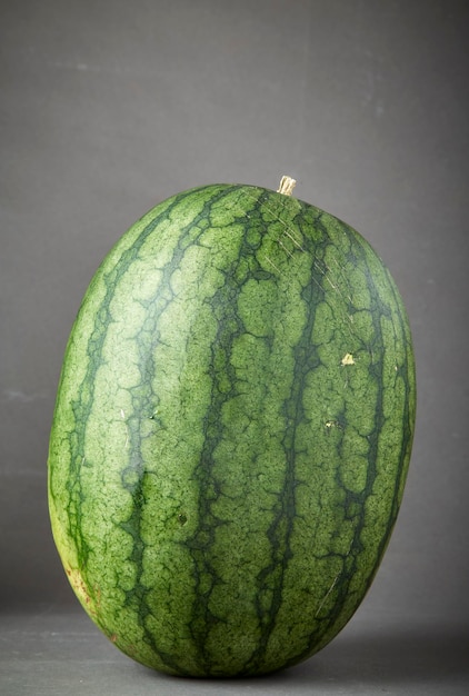 Primer plano de la fruta verde en la mesa