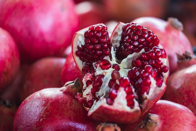 Primer plano de frutas brillantes para textura de fondo Granadas rojas maduras en exhibición