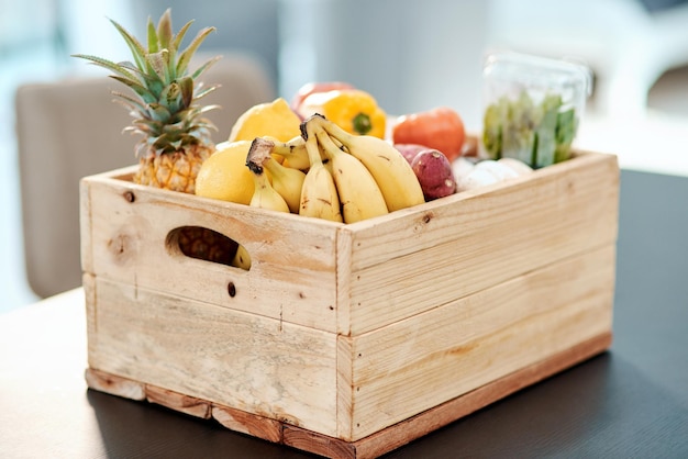 Foto primer plano de frutas en una canasta sobre la mesa