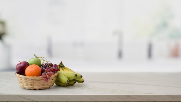 Foto primer plano de las frutas en la canasta sobre la mesa