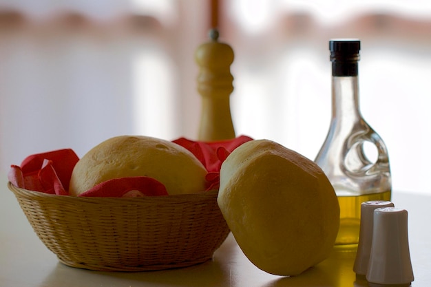 Foto primer plano de frutas en una canasta sobre la mesa