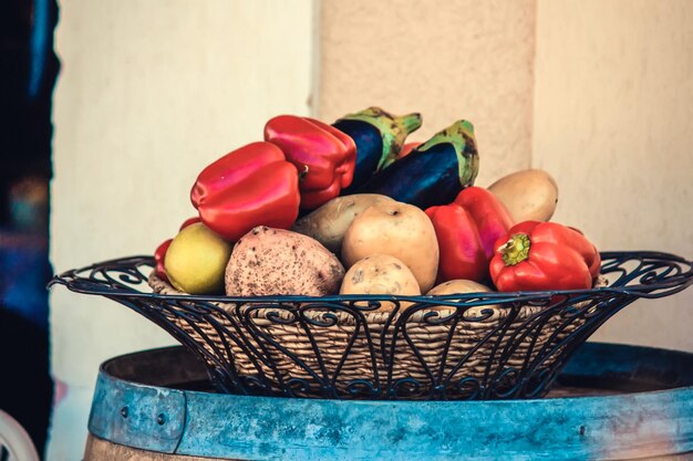 Foto primer plano de frutas en una canasta sobre la mesa