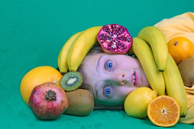 Foto primer plano de las frutas contra un fondo azul