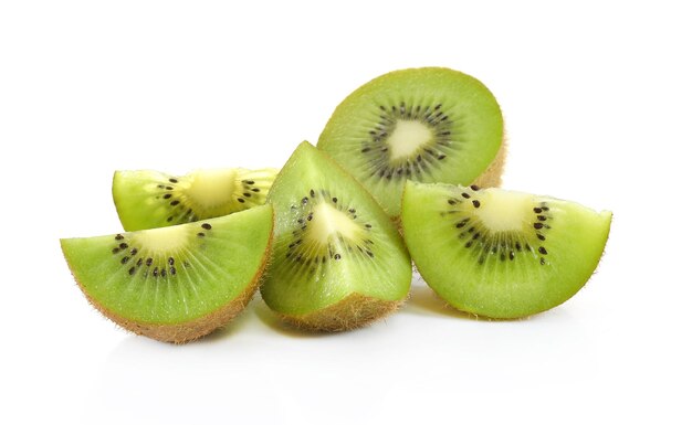 Primer plano de las frutas contra un fondo blanco