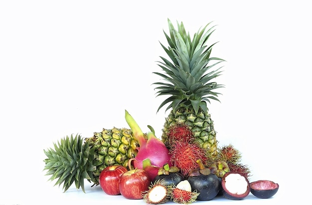 Primer plano de las frutas contra un fondo blanco