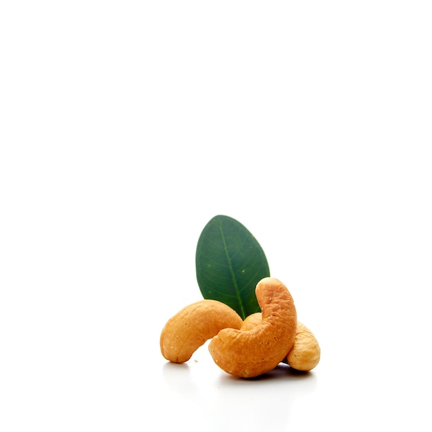 Primer plano de las frutas contra un fondo blanco