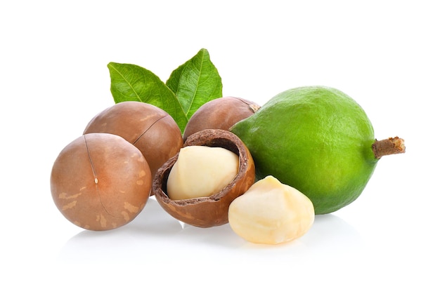 Primer plano de las frutas contra un fondo blanco