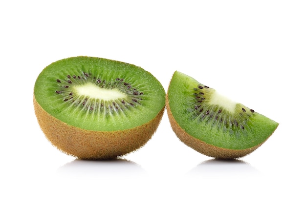 Primer plano de las frutas contra un fondo blanco