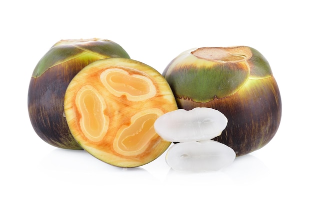 Primer plano de las frutas contra un fondo blanco