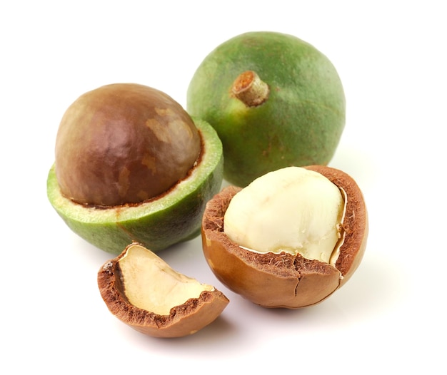 Primer plano de las frutas contra un fondo blanco