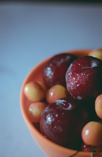 Foto primer plano de frutas en un cuenco sobre la mesa