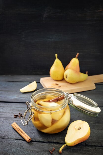 Foto primer plano de frutas en un cuenco sobre la mesa