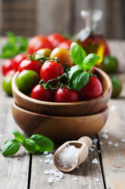 Foto primer plano de frutas en un cuenco sobre la mesa