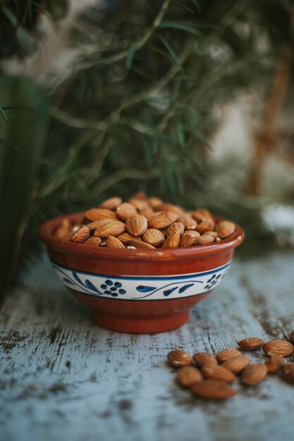 Primer plano de frutas en un cuenco sobre la mesa