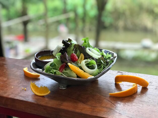 Foto primer plano de las frutas en el cuenco sobre la mesa