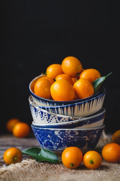 Primer plano de las frutas en el cuenco sobre la mesa