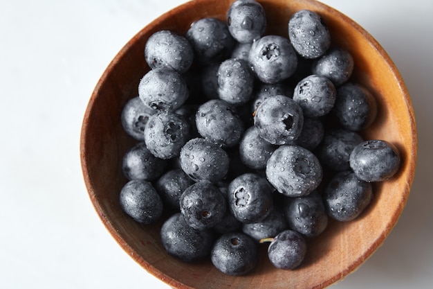 Primer plano de frutas frescas naturales cultivadas en casa. Ingredientes para deliciosos postres de bayas en la mesa de la cocina.