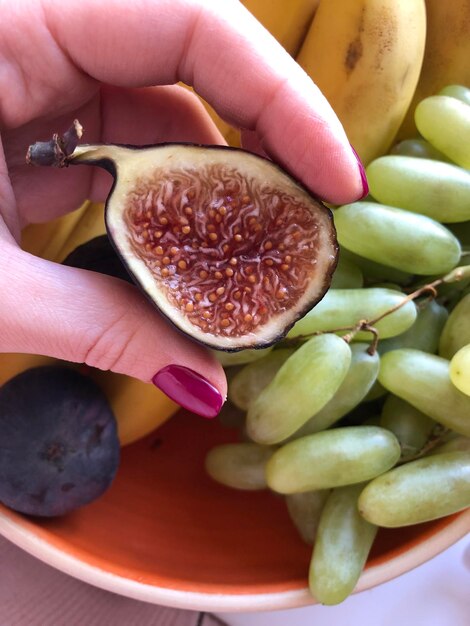 Foto primer plano de frutas en la mano