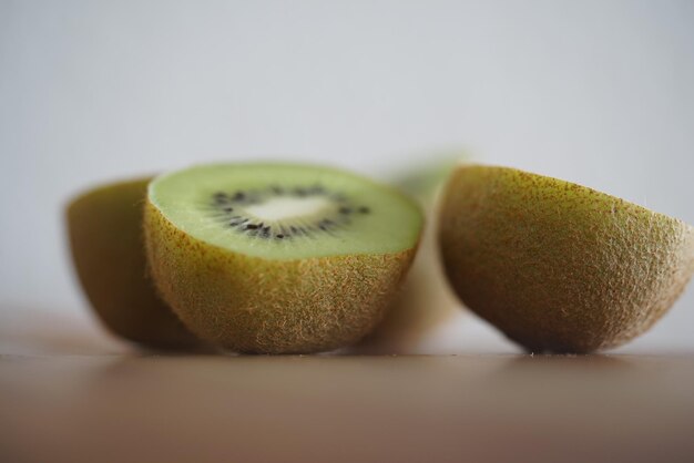 Primer plano de las frutas en la mesa contra un fondo blanco