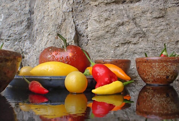 Foto primer plano de frutas en la mesa contra la pared