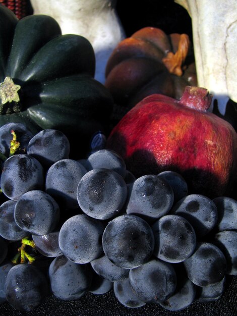 Primer plano de las frutas en la mesa