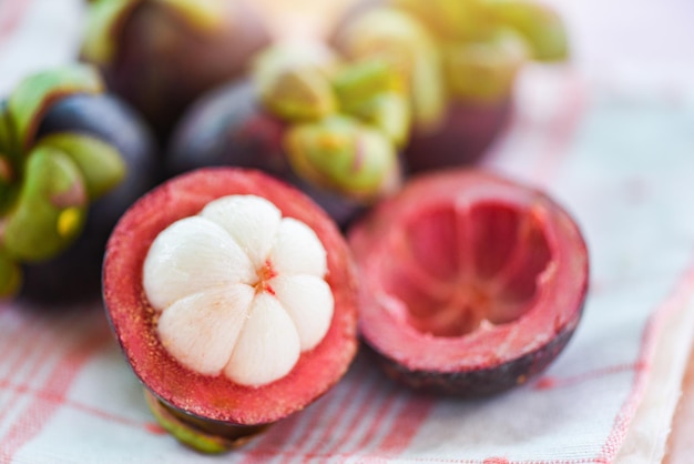 Foto primer plano de las frutas en la mesa