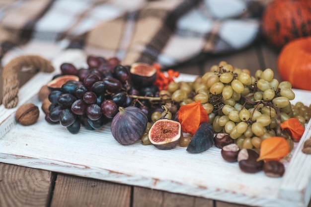 Primer plano de las frutas en la mesa