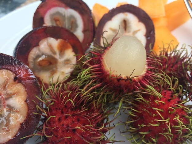 Foto primer plano de las frutas en la mesa