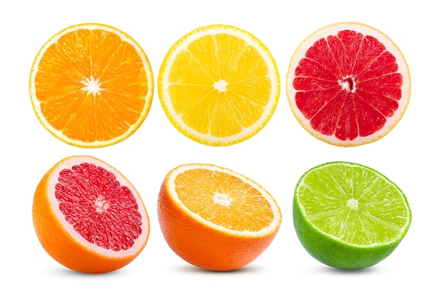 Primer plano de frutas de naranja contra un fondo blanco