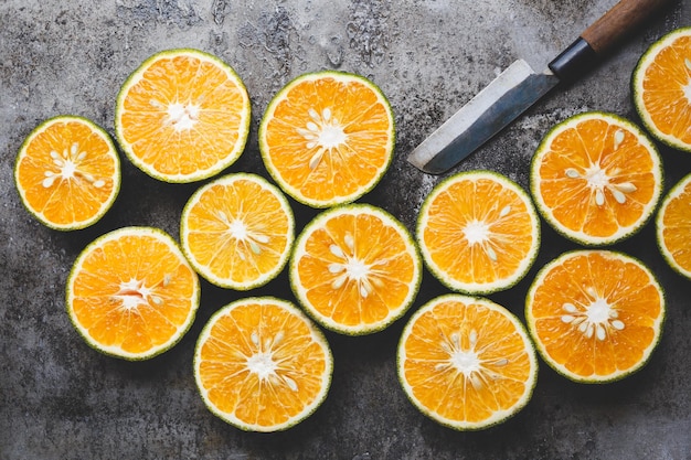 Primer plano de frutas de naranja y cuchillo en la mesa