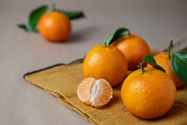 Primer plano de frutas de naranja en la mesa