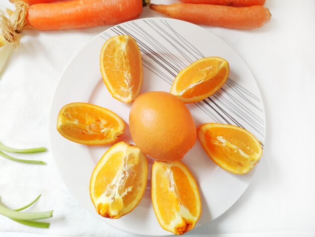 Primer plano de frutas de naranja en la mesa