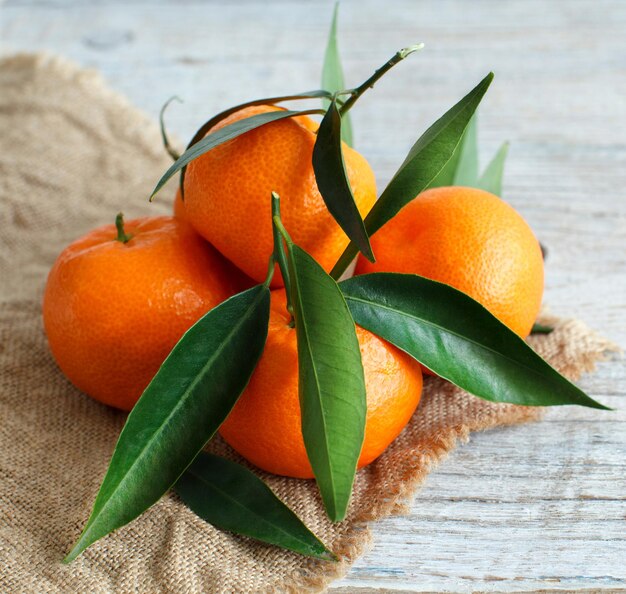 Primer plano de frutas de naranja en la mesa