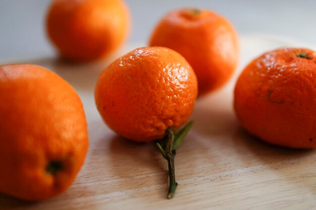 Primer plano de frutas de naranja en la mesa
