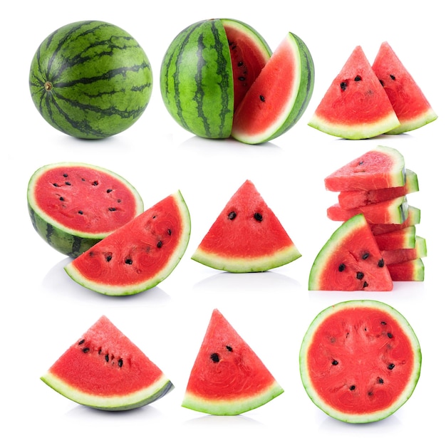 Primer plano de frutas picadas contra un fondo blanco