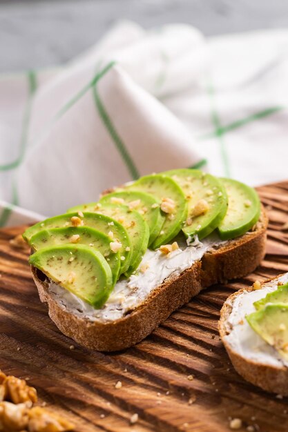 Primer plano de frutas picadas en la mesa